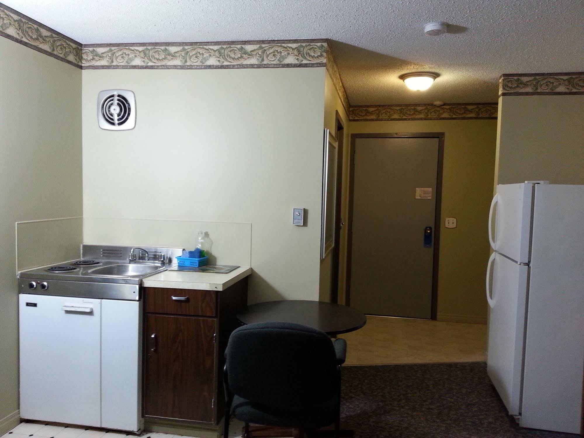 Airport Inn - Dawson Creek Exterior foto